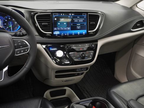 Used 2022 Chrysler Pacifica Touring-L AWD/4WD image 25