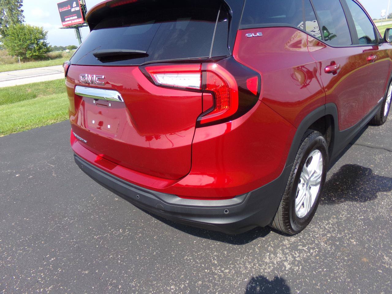 Used 2024 GMC Terrain SLE w/ Driver Convenience Package FWD image 9