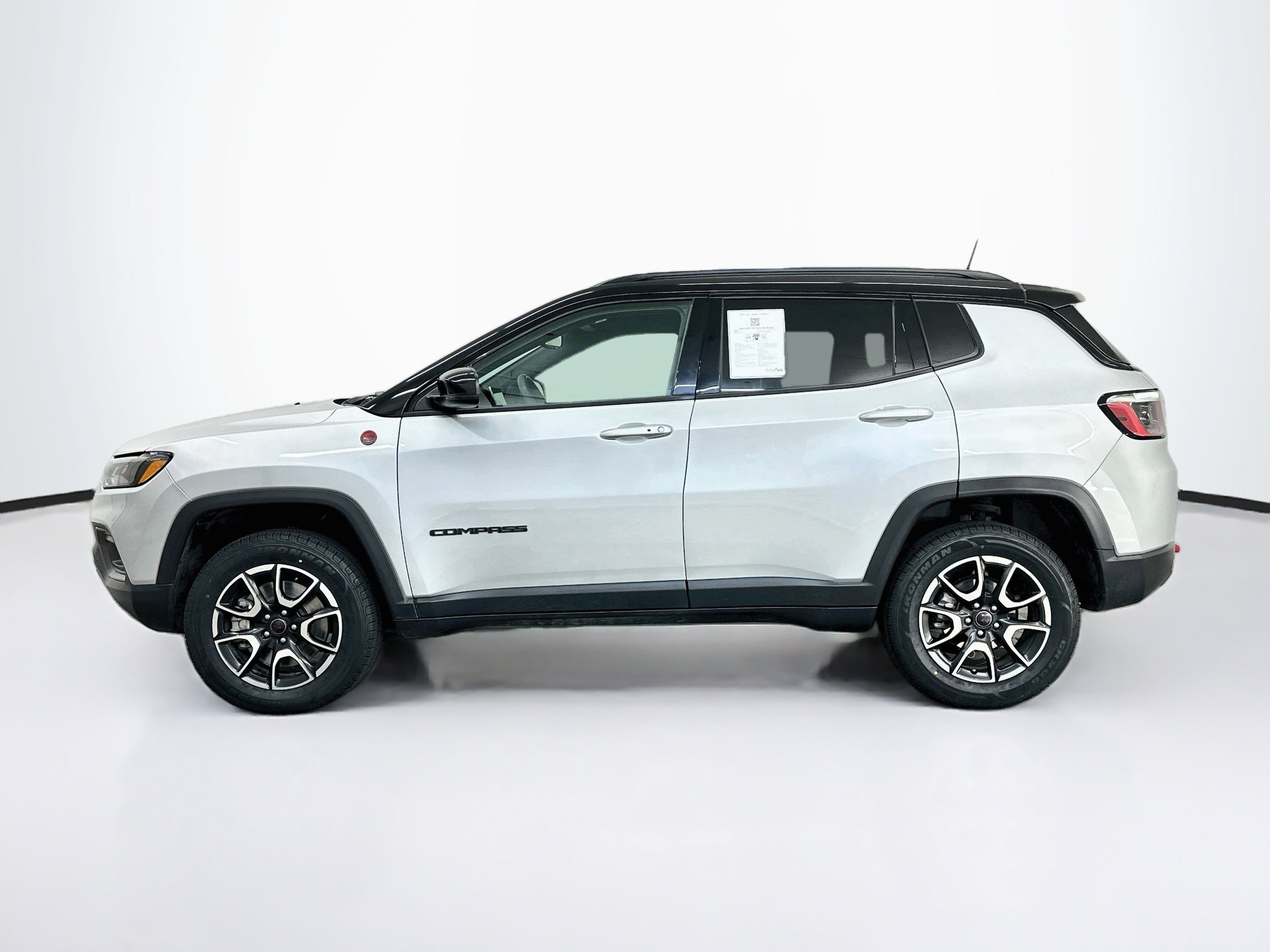 Used 2025 Jeep Compass Trailhawk AWD/4WD image 4