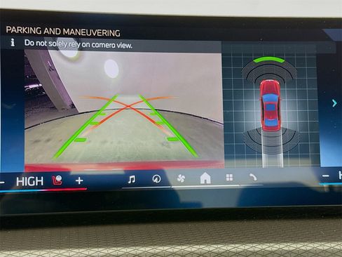 Used 2025 BMW 330i Sedan w/ M Sport Package image 14