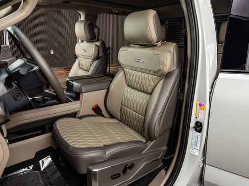 Used 2025 Ford F450 Platinum w/ Platinum Plus Package image 30