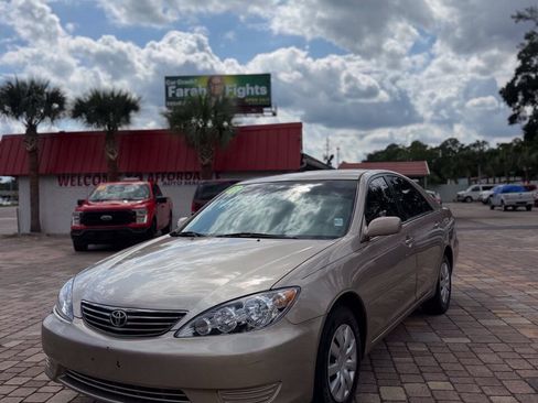 Used 2005 Toyota Camry LE FWD image 12