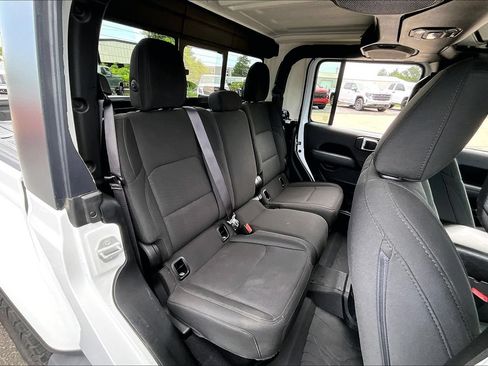 Used 2020 Jeep Gladiator Overland AWD/4WD image 28