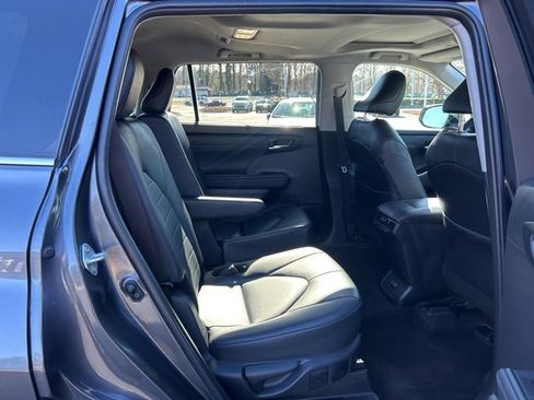 Used 2024 Toyota Highlander XLE image 19