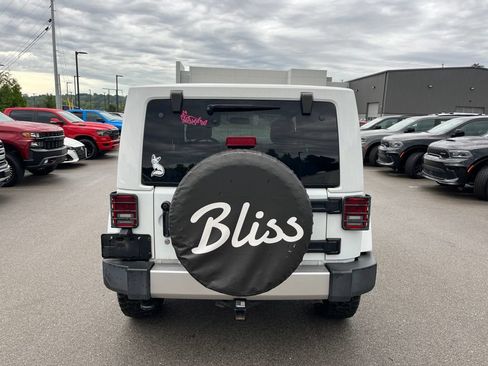 Used 2017 Jeep Wrangler Sahara w/ Connectivity Group AWD/4WD image 6