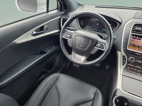 Used 2019 Lincoln Nautilus Premier AWD/4WD image 13