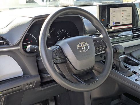 Used 2025 Toyota Sienna LE image 15
