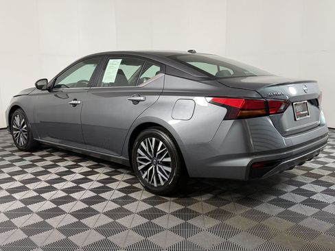 Used 2025 Nissan Altima 2.5 SV FWD image 2