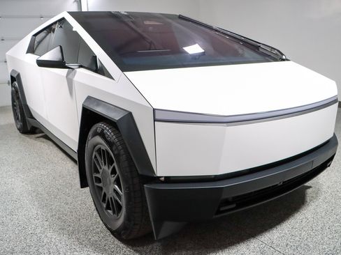 Used 2024 Tesla Cybertruck AWD Crew Cab image 5