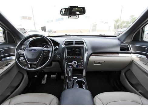 Used 2019 Ford Explorer Limited w/ Ford Safe & Smart Package FWD image 12