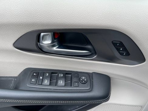 Used 2023 Chrysler Pacifica Touring-L FWD image 13