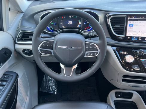 Used 2024 Chrysler Pacifica Limited FWD image 18