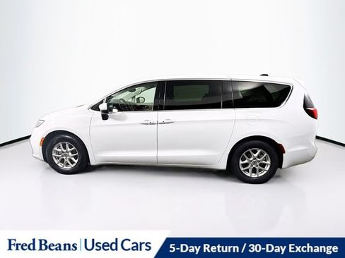 Used 2023 Chrysler Pacifica Touring-L FWD image 5