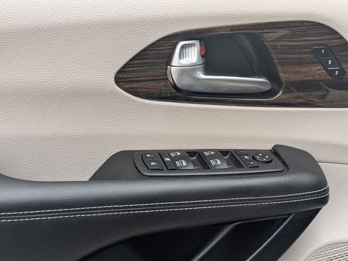 Used 2023 Chrysler Pacifica Limited w/ Uconnect Theater Family Group image 15