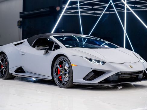 Used 2020 Lamborghini Huracan EVO image 1