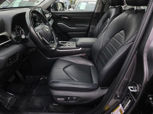 Used 2022 Toyota Highlander XLE AWD/4WD image 16