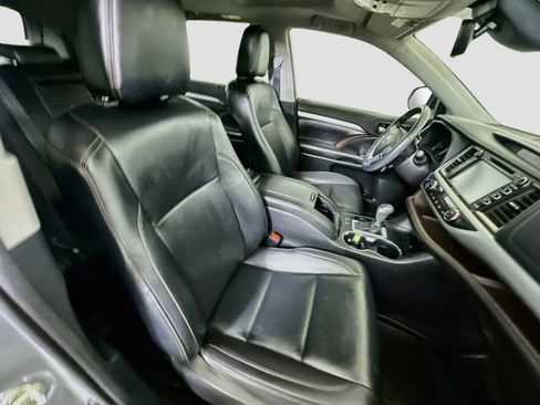 Used 2019 Toyota Highlander XLE AWD/4WD image 33