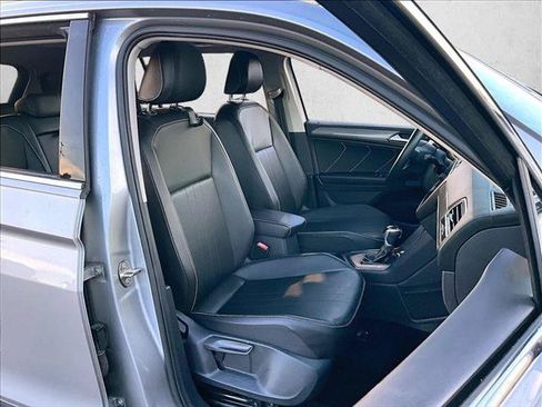 Used 2022 Volkswagen Tiguan SE w/ Panoramic Sunroof Package FWD image 9