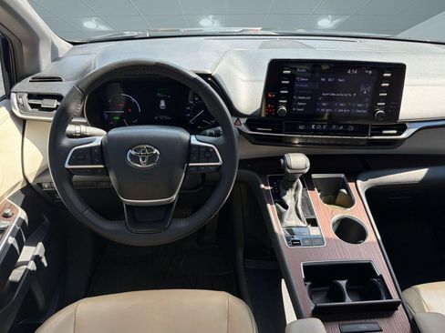 Used 2021 Toyota Sienna XLE FWD image 29