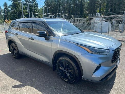 Used 2022 Toyota Highlander XLE AWD/4WD image 3