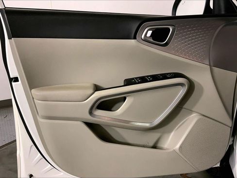 Certified 2025 Kia Soul LX w/ LX Technology Package FWD image 24