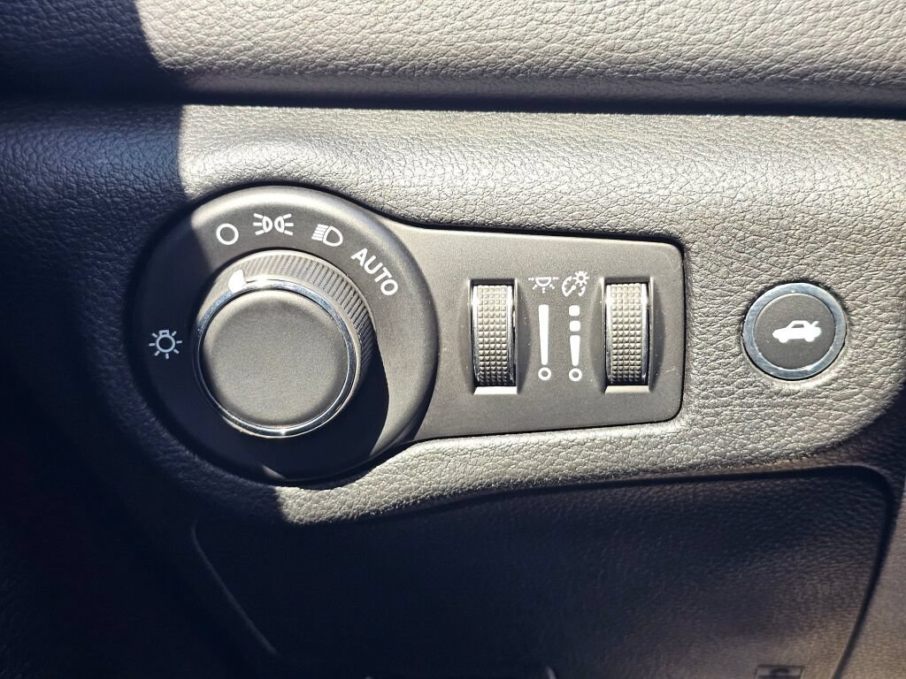 Used 2016 Chrysler 200 LX FWD image 31