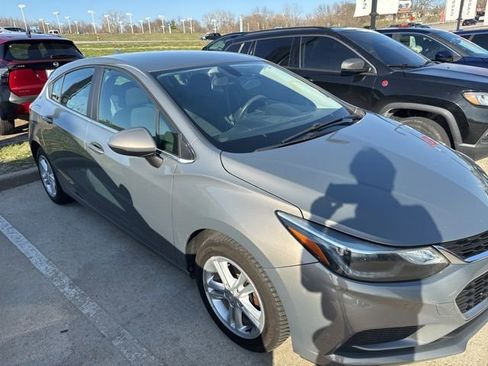 Used 2017 Chevrolet Cruze LT w/ Convenience Package image 2