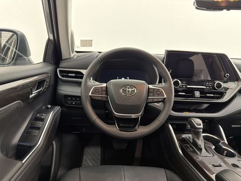 Used 2026 Toyota Highlander Limited AWD/4WD image 29