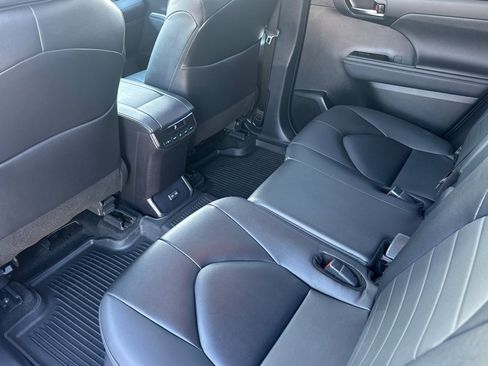 Certified 2024 Toyota Highlander XLE image 11