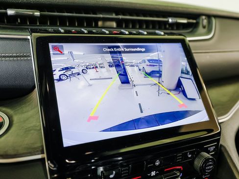 Used 2024 Jeep Grand Cherokee Limited w/ Black Appearance Package image 19