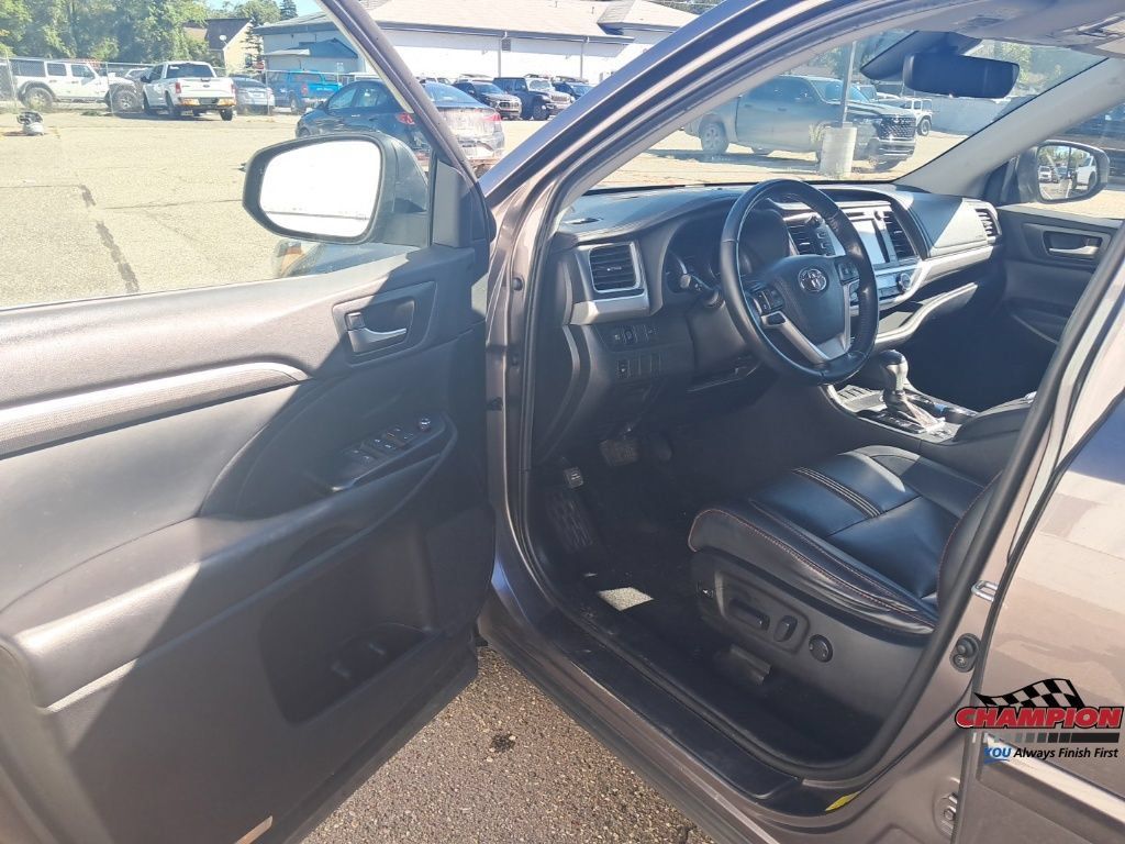 Used 2019 Toyota Highlander SE w/ Protection Package #3 AWD/4WD image 11