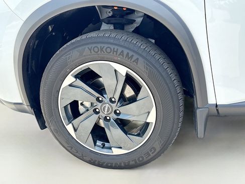 Used 2025 Nissan Rogue SV w/ SV Premium Package FWD image 43