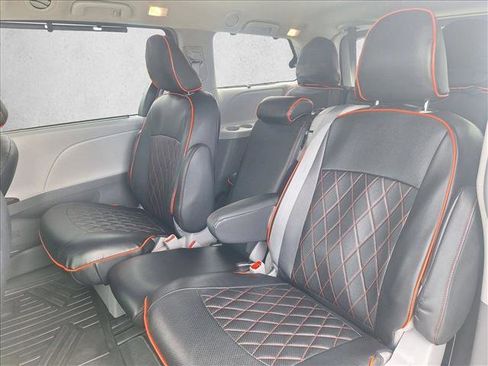 Used 2019 Toyota Sienna XLE Premium w/ Carpet Mat Package FWD image 15