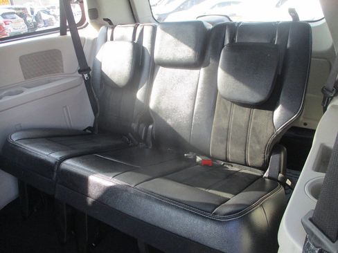 Used 2017 Dodge Grand Caravan SXT image 8