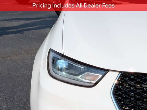 Used 2024 Chrysler Pacifica Limited w/ Uconnect Theater Family Group FWD image 10