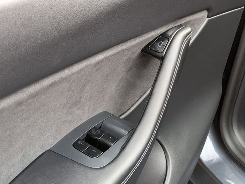 Used 2021 Tesla Model Y Long Range image 10