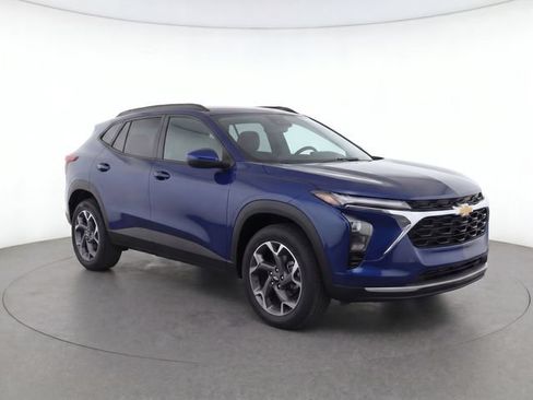 Used 2024 Chevrolet Trax LT w/ LT Convenience Package FWD image 16