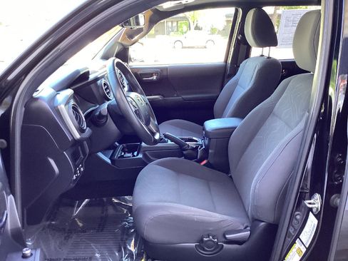 Used 2017 Toyota Tacoma TRD Sport w/ Premium & Technology Package AWD/4WD image 10