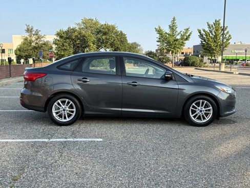 Used 2015 Ford Focus SE FWD image 1