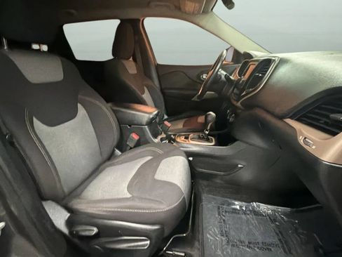 Used 2018 Jeep Cherokee Latitude w/ Altitude Package FWD image 20