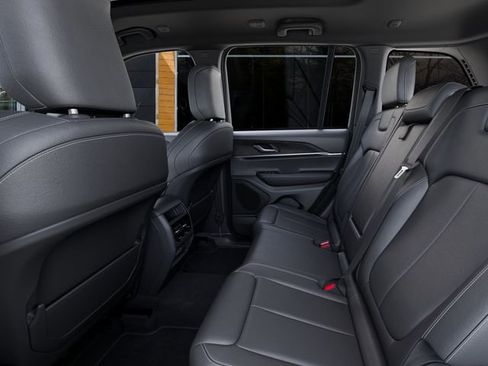 New 2025 Jeep Grand Cherokee Limited w/ Black Appearance Package image 23