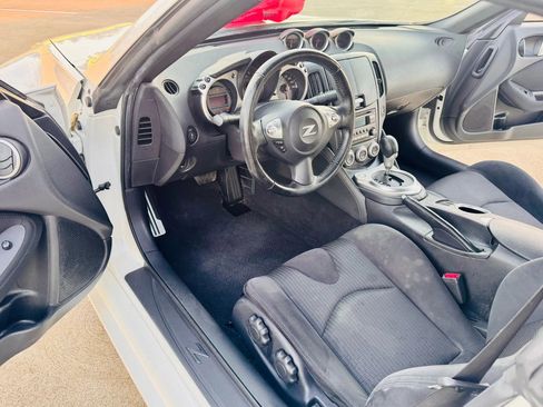 Used 2017 Nissan 370Z Coupe RWD image 19