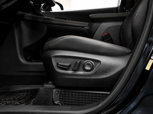 Used 2025 Toyota Sienna XLE Woodland Edition image 39