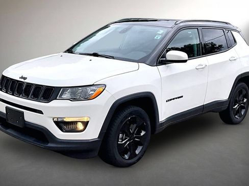 Used 2018 Jeep Compass Latitude w/ Popular Equipment Group AWD/4WD image 3