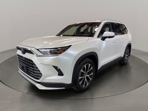 Used 2024 Toyota Grand Highlander AWD Hybrid image 3