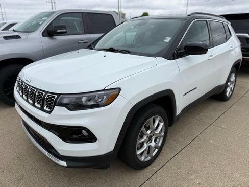 Used 2025 Jeep Compass Limited AWD/4WD image 3