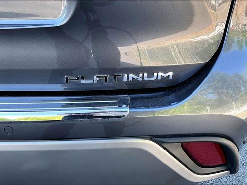 Used 2023 Toyota Highlander Platinum image 10