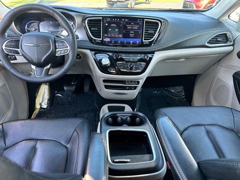 Used 2022 Chrysler Pacifica Touring-L FWD image 12
