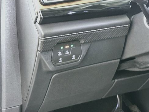 Used 2025 Volkswagen Atlas SE FWD image 17