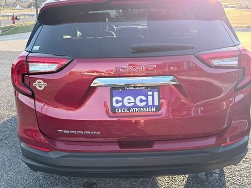 Used 2024 GMC Terrain SLE w/ Driver Convenience Package image 8